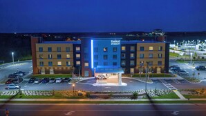 Un hotel Fairfield Inn by Marriott con un estacionamiento y una entrada bien iluminada.