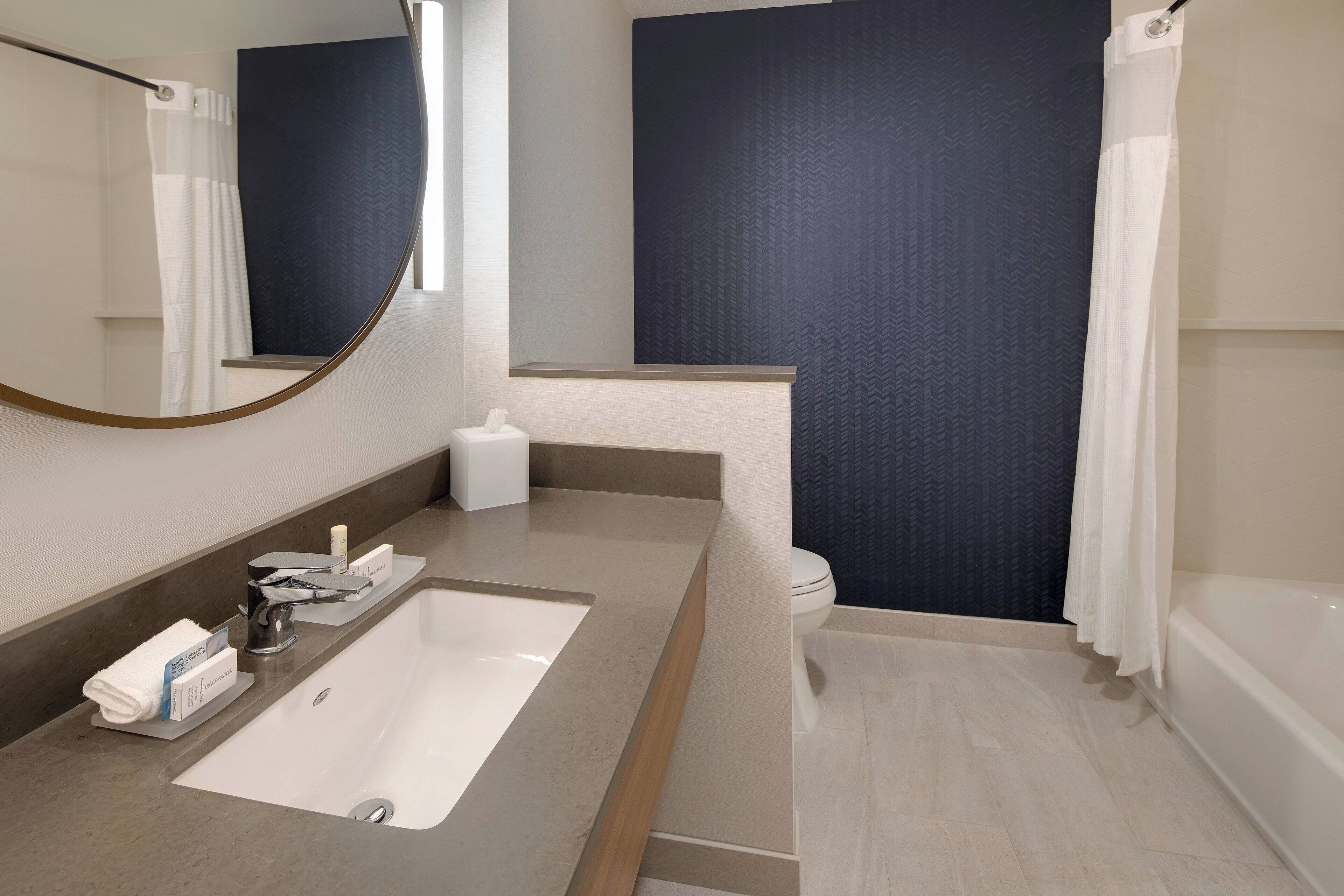 combined shower/bathtub, hair dryer, towels