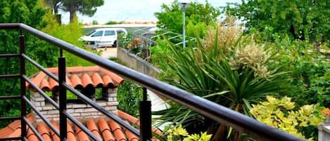 Apartemen, 2 kamar tidur, pemandangan laut (First floor) | Meja kerja, kedap suara, setrika/meja setrika, dan Wi-Fi gratis