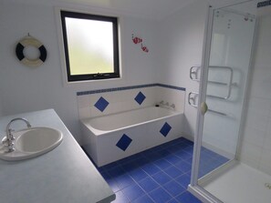 House, 5 Bedrooms (3 Queen, 1TriBunk, 2 Single & 2 Futon) | Bathroom | Separate bathtub and shower - Central Holiday House at 29 Church in Cowes (Cowes)