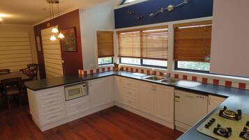 Rumah, 5 kamar tidur (3 Queen, 1TriBunk, 2 Single & 2 Futon) | Dapur pribadi | Lemari es besar, microwave, oven, dan kompor