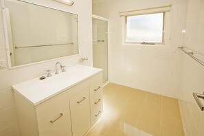 Lejlighed - 2 soveværelser | Badeværelse | Bruser, hårtørrer