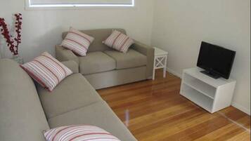 House, 3 Bedrooms | Living room | Flat-screen TV