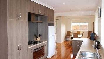 House, 3 Bedrooms | Private kitchen | Full-size fridge, microwave, oven, stovetop