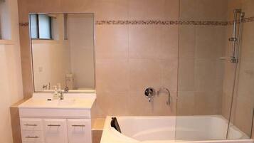 House, 3 Bedrooms | Bathroom | Separate bathtub and shower, hair dryer