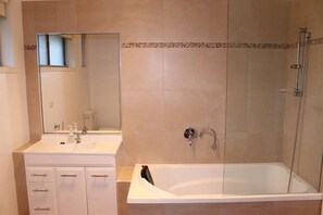 House, 3 Bedrooms | Bathroom | Separate bathtub and shower, hair dryer - Island Living (Cowes)