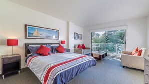 2 habitaciones, tabla de planchar con plancha y cunas 