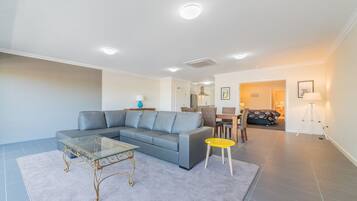 Apartemen, 2 kamar tidur | Area keluarga | TV layar datar