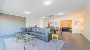 Appartement, 2 chambres | Coin séjour | Télévision à écran plat