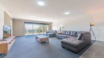 Apartment, 2 Bedrooms | Living area