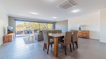 Apartment, 2 Bedrooms | In-room dining