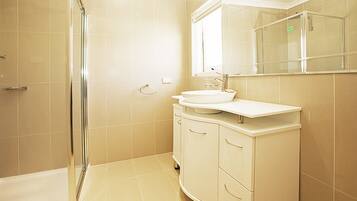Apartment, 4 Bedrooms | Bathroom