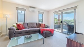 House, 3 Bedrooms | Living area | Flat-screen TV, DVD player - Birch Holiday House (Cowes)