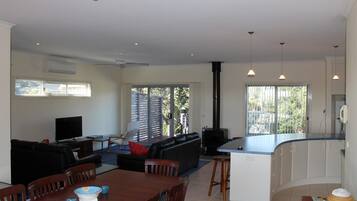 House, 3 Bedrooms | In-room dining