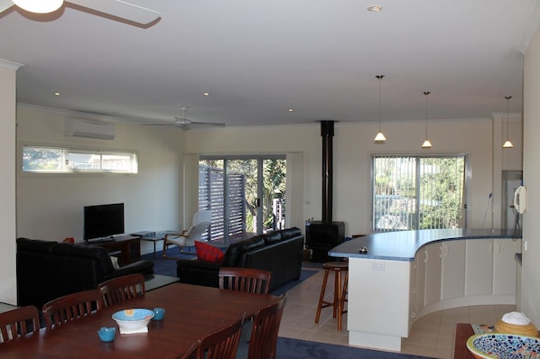 House, 3 Bedrooms | In-room dining
