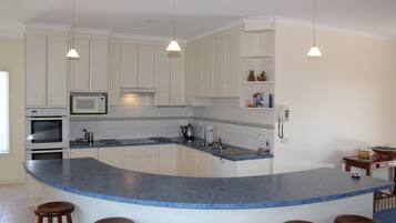 House, 3 Bedrooms | Private kitchen | Full-sized fridge, microwave, oven, stovetop