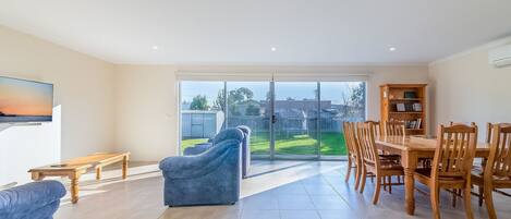 Televisión de pantalla plana, reproductor de DVD