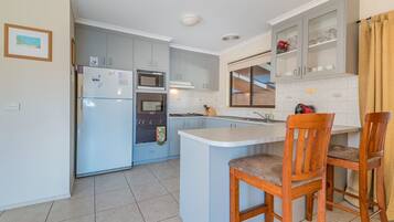 House, 3 Bedrooms | Private kitchen | Full-size fridge, microwave, oven, stovetop