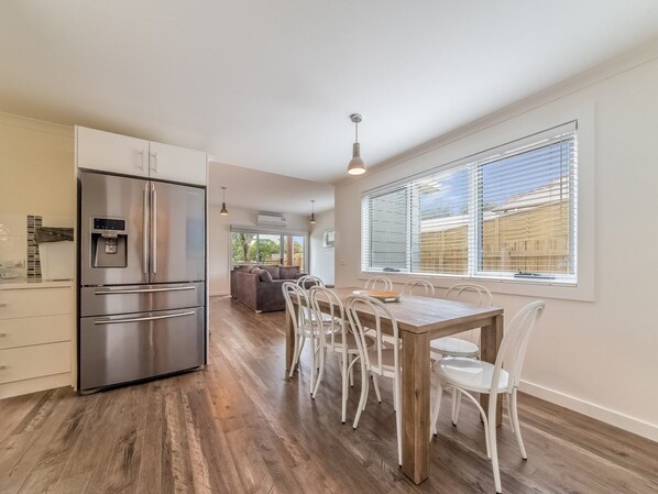 House, 4 Bedrooms | In-room dining - Genesta 5B House in Cowes (Cowes)