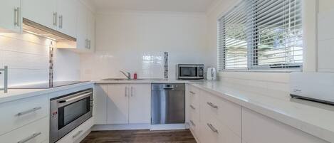 House, 4 Bedrooms | Private kitchen