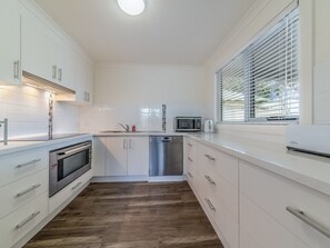 House, 4 Bedrooms | Private kitchen | Full-sized fridge, microwave, oven, stovetop - Genesta 5B House in Cowes (Cowes)