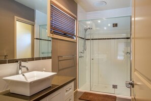 Maison, 5 chambres (1 King, 2 Queen, 1 Single & 2TriBunk) | Salle de bain | Baignoire et douche séparées, séchoir à cheveux