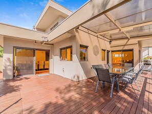 House, 5 Bedrooms (1 King, 2 Queen, 1 Single & 2TriBunk) | Terrace/patio - Broadwater By The Beach - With Heated Outdoor Spa (Cowes)