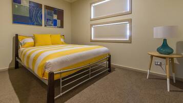 Hus, 5 soverom (1 King, 2 Queen, 1 Single & 2TriBunk) | 5 soverom, strykejern/-brett, barnesenger og wi-fi (inkludert)