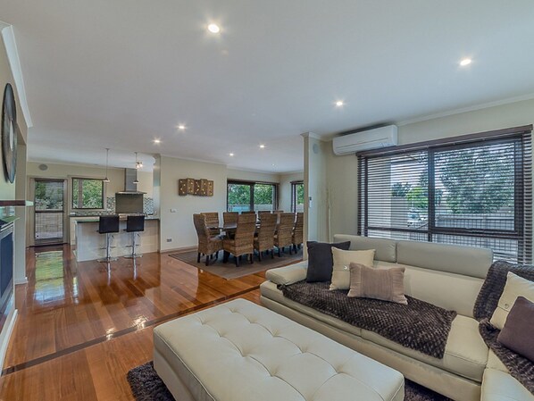 Rumah, 5 kamar tidur (1 King, 2 Queen, 1 Single & 2TriBunk) | Area keluarga | TV layar datar dan pemutar DVD