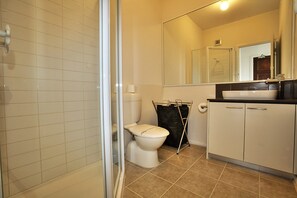 Apartment, 2 Bedrooms | Bathroom | Shower - 3, 2-4 Warley by the Sea (Cowes)