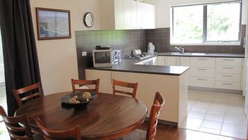 Apartment, 2 Bedrooms | In-room dining