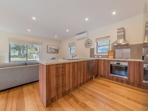 House, 3 Bedrooms (2 Queen & 1 Tri-Bunk) | Private kitchen