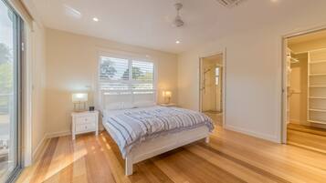 Casa, 3 camere da letto (2 Queen & 1 Tri-Bunk) | 3 camere, ferro/asse da stiro, culle/letti per bambini (a pagamento)