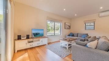 Casa, 3 camere da letto (2 Queen & 1 Tri-Bunk) | Area soggiorno | TV a schermo piatto, lettore DVD