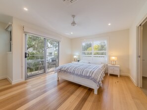 House, 3 Bedrooms (2 Queen & 1 Tri-Bunk) | 3 bedrooms, iron/ironing board, cots/infant beds - Broughton By The Beach (Cowes)