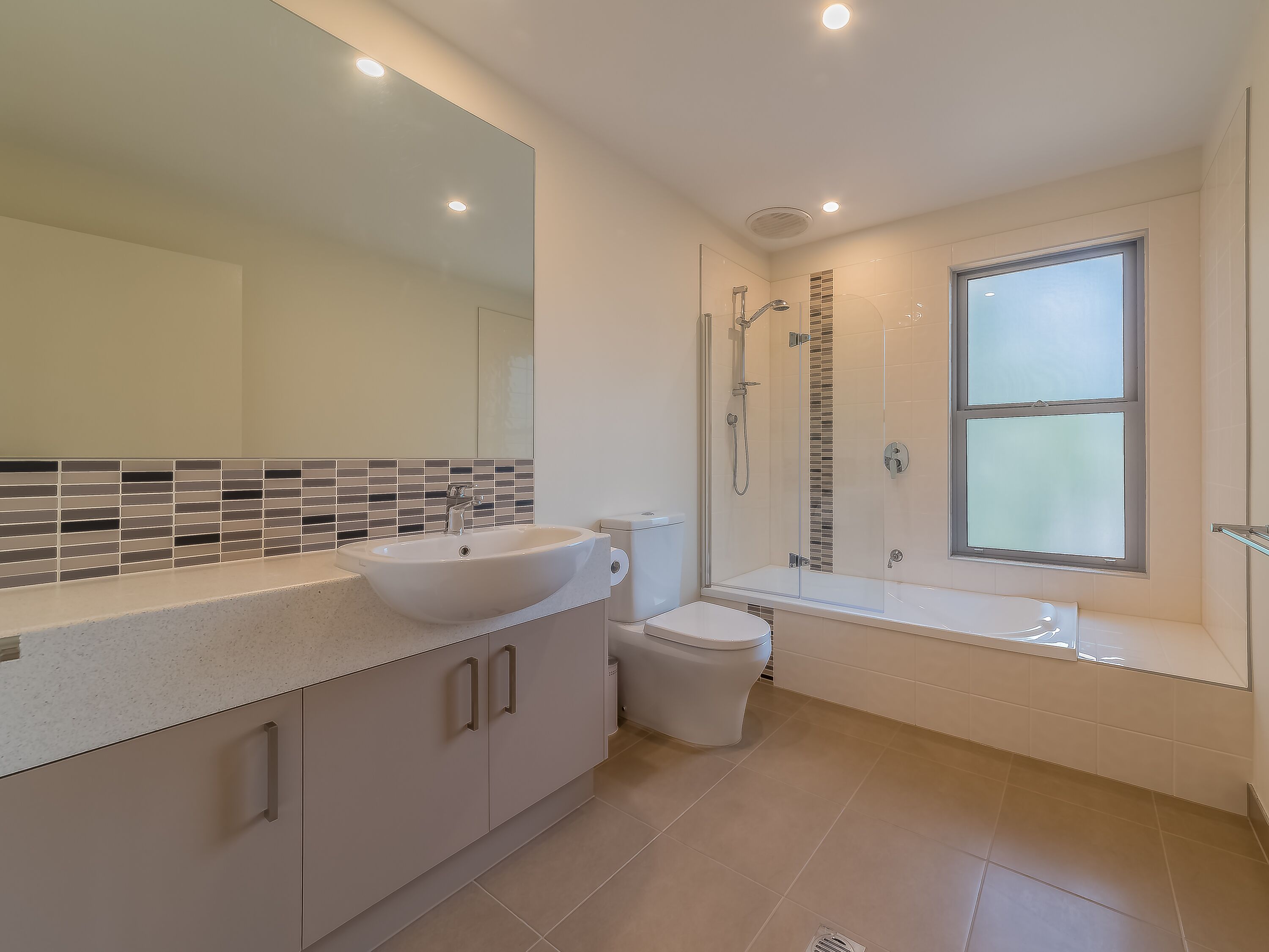 Ferienhaus, 3 Schlafzimmer (2 Queen & 1 Tri-Bunk) | Badezimmer | Duschwanne