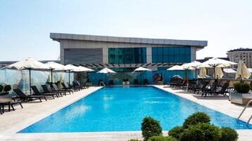 Kauden mukainen ulkouima-allas avoinna 10.00–22.00, ilmaisia cabañoita