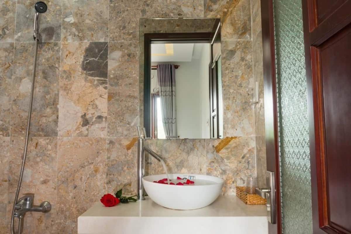 Bathroom sink