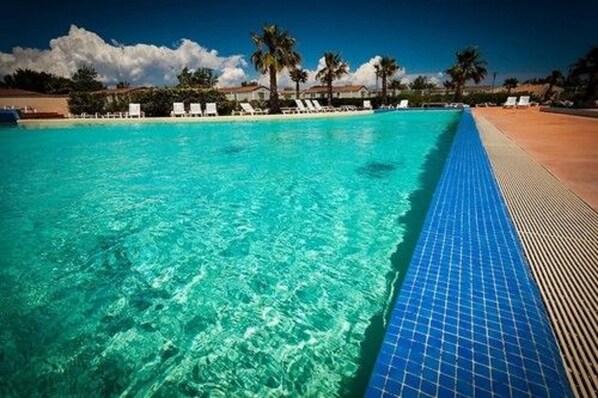 Piscina a l'aire lliure (horari: 10:00-19:00) i gandules