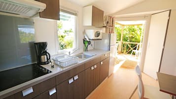 Bungalow (935T) | Dapur pribadi | Lemari es besar, microwave, kompor, dan peralatan masak/sendok-piring