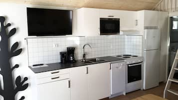 Superior Cottage | Private kitchen | Microwave, stovetop, cookware/dishes/utensils, cleaning supplies