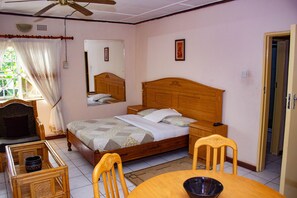 Kamar Double Standar | Selimut bulu angsa, minibar, dan didekorasi berbeda-beda