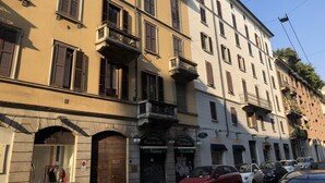 Um edifício de vários andares com estilo arquitetônico clássico, com varandas e janelas amplas.