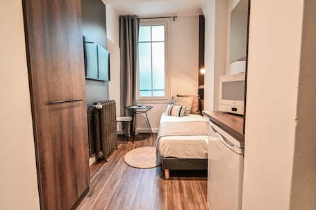 Ropa de cama de alta calidad, escritorio y cortinas blackout