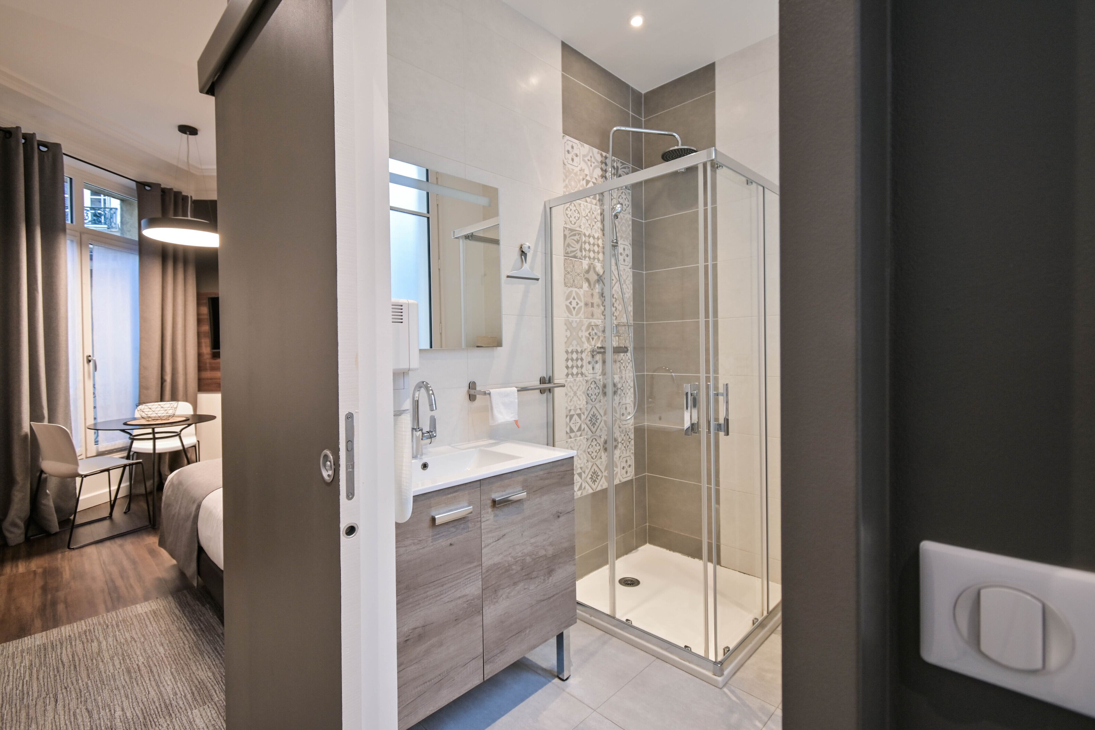 Studio Supérieur 2 personnes 22m² | 욕실 | 샤워 시설, 레인폴 샤워기, 무료 세면용품, 헤어드라이어