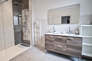 Appartement La Rotonde 2 personnes 38m² | Salle de bain | Douche, douche cascade, articles de toilette (gratuits)