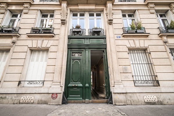 Vista frontal de la propiedad