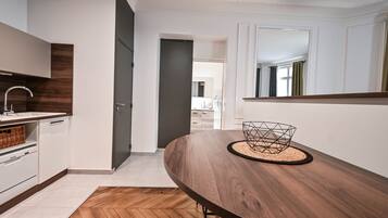 Studio | Privékeuken | Een koelkast, een microgolfoven, een espressoapparaat, een waterkoker