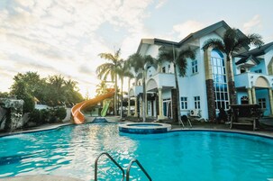 Una piscina al aire libre