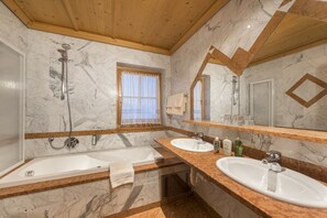 Comfort-Apartment | Badezimmer | Badewanne, kostenlose Toilettenartikel, Haartrockner, Handtücher